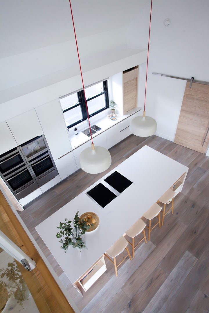 White Kitchen Designer Kitchen by Morgan مطبخ kitchen island,white kitchens