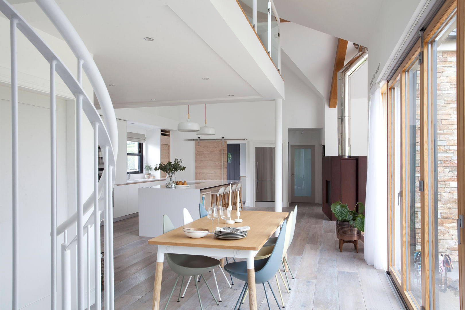 White Kitchen Designer Kitchen by Morgan Moderne eetkamers barn,door,kitchen,white