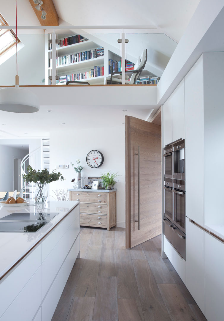 White Kitchen Designer Kitchen by Morgan Salones de estilo moderno door,entrance,pivot,kitchen