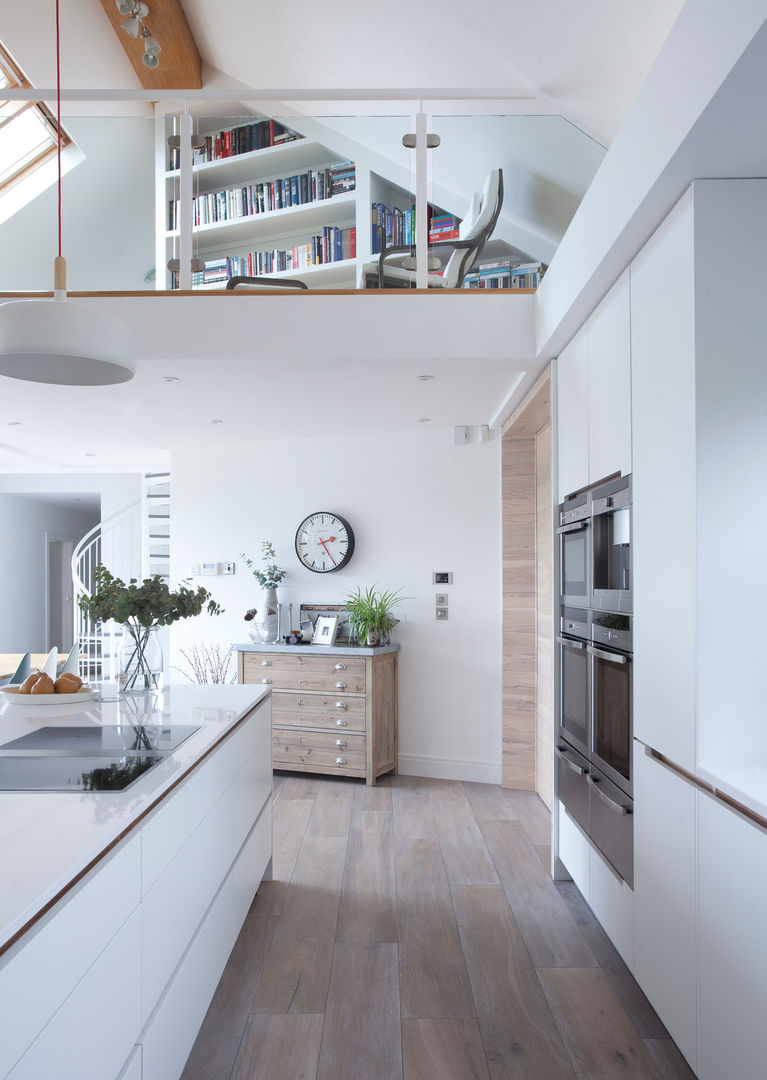 White Kitchen Designer Kitchen by Morgan Cocinas modernas white,kitchen cabinet,kitchen