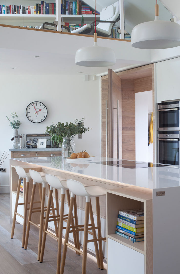 White Kitchen Designer Kitchen by Morgan Кухня в стиле модерн kitchen island,island,kitchen lighting,kitchen cabinet,contemporary