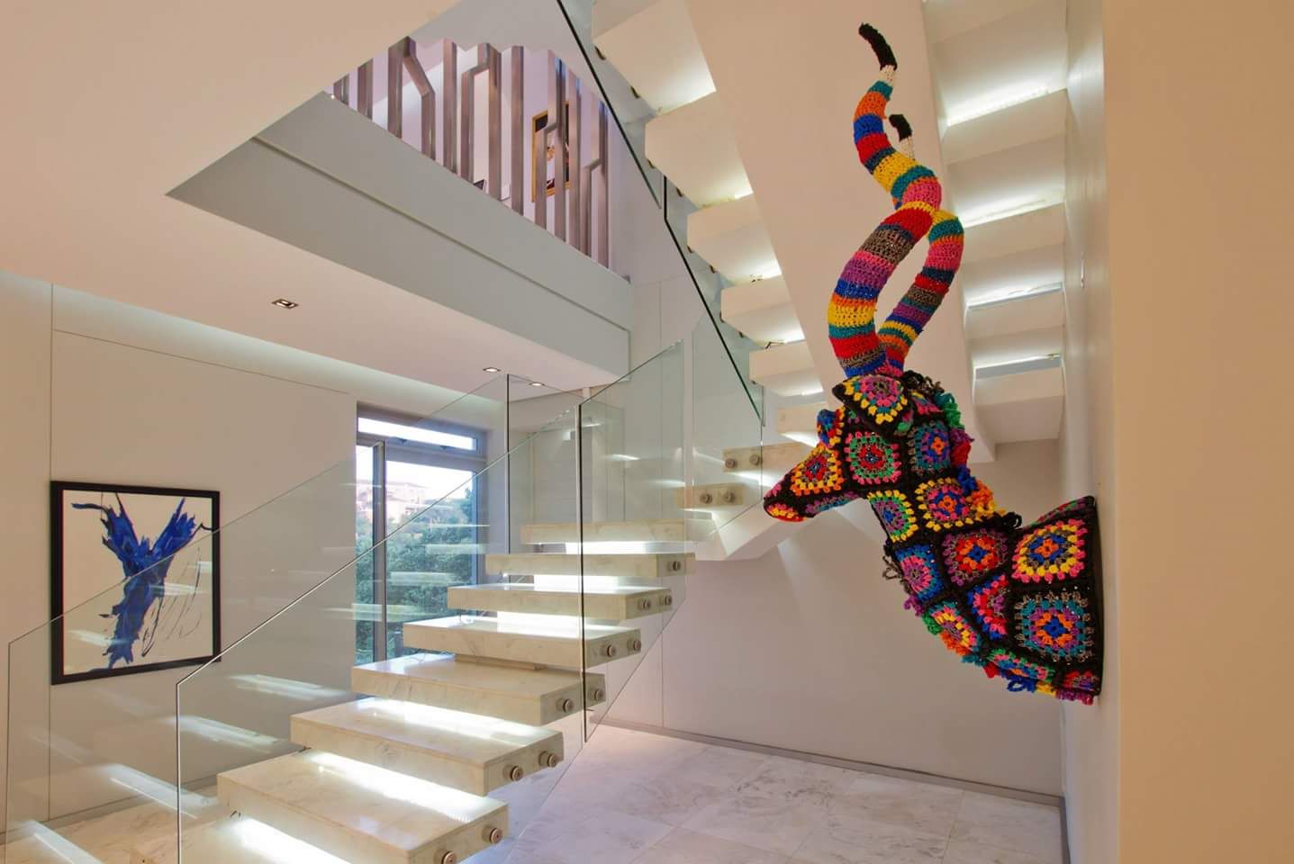 Incredible modern house in the heart of Ballito, CA Architects CA Architects الممر الحديث، المدخل و الدرج