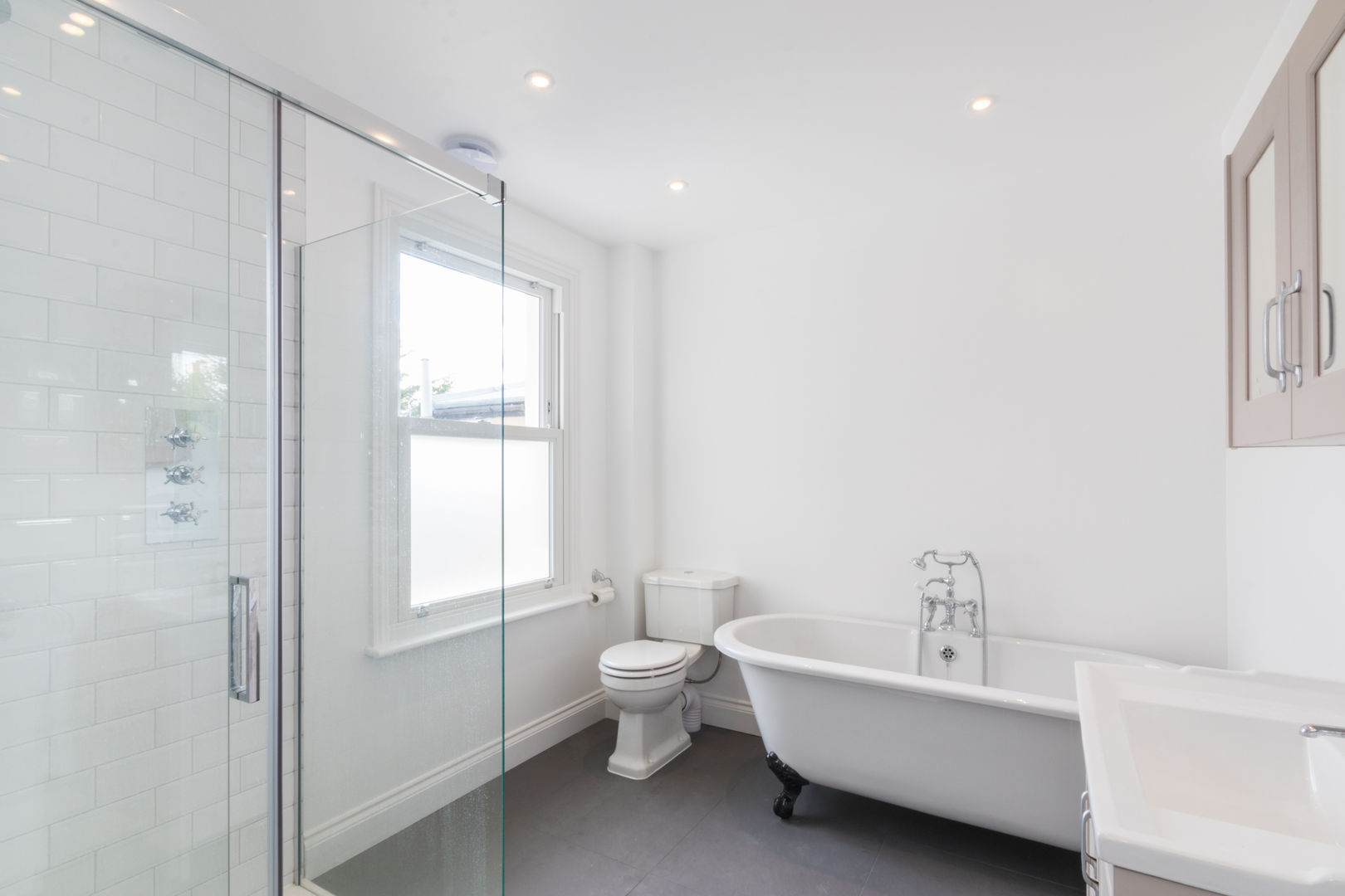 New Home Before Wedding. Wimbledon, SW19, TOTUS TOTUS Modern Banyo