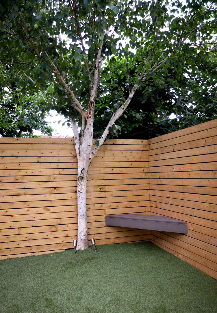 Small, low maintenance garden Yorkshire Gardens حديقة خشب Wood effect artifical lawn,eco deck,simple garden