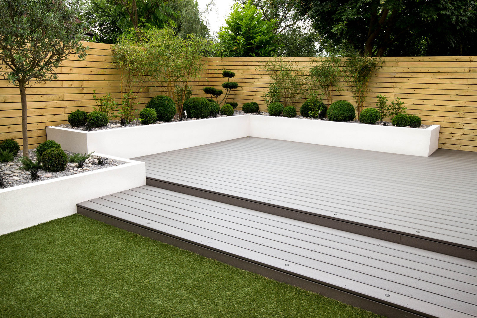 Small, low maintenance garden Yorkshire Gardens Vườn phong cách tối giản Gỗ-nhựa composite eco deck,simple garden,artificial lawn