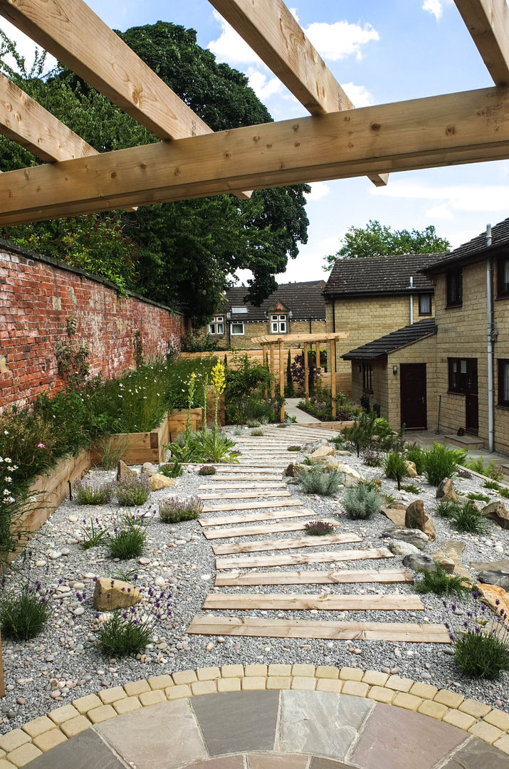 Modern Garden with a rustic twist Yorkshire Gardens Nowoczesny ogród pergola,sleepers,winding path