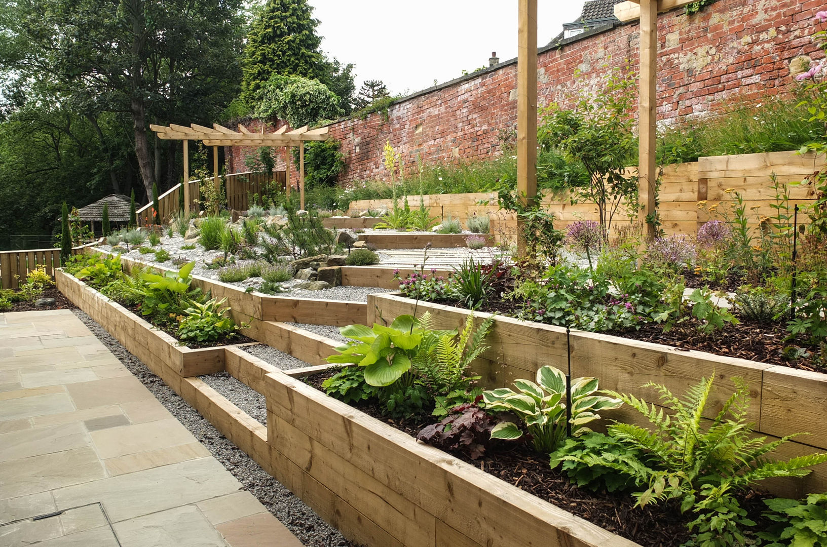 Modern Garden with a rustic twist Yorkshire Gardens 庭院 sleepers,raised beds