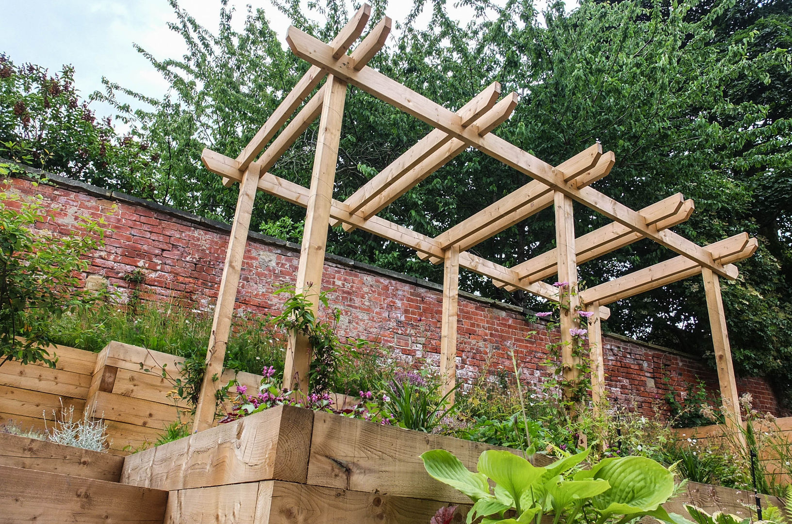 Modern Garden with a rustic twist Yorkshire Gardens モダンな庭 pergola,raised bed,sleepers
