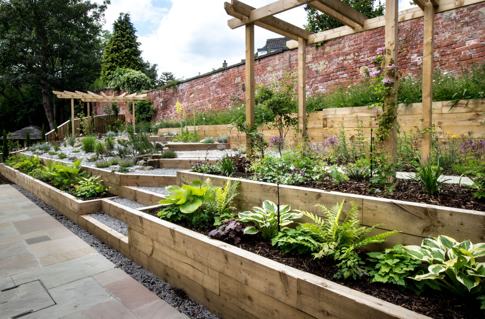 Modern Garden with a rustic twist Yorkshire Gardens モダンな庭 raised beds,railway sleepers,sleepers,pergola