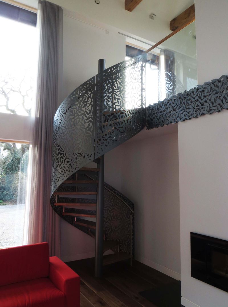 Laser cut screens - Spiral staircase and mezzanine apron. miles and lincoln 모던스타일 복도, 현관 & 계단 balustrade,laser cut screens,laser cut panels