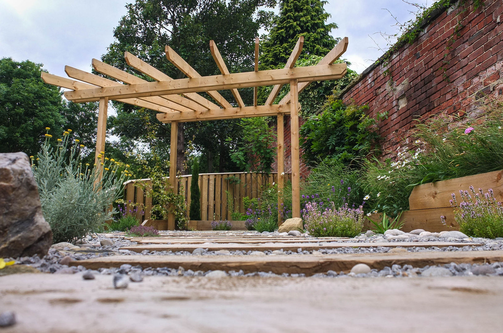 Modern Garden with a rustic twist Yorkshire Gardens حديقة rustic garden,sleepers,pergola