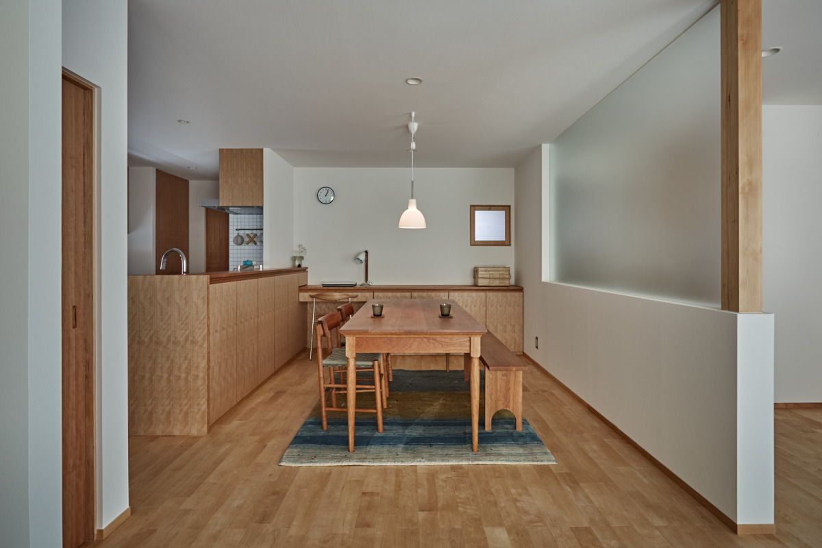 校舎がみえる家, toki Architect design office toki Architect design office Modern dining room