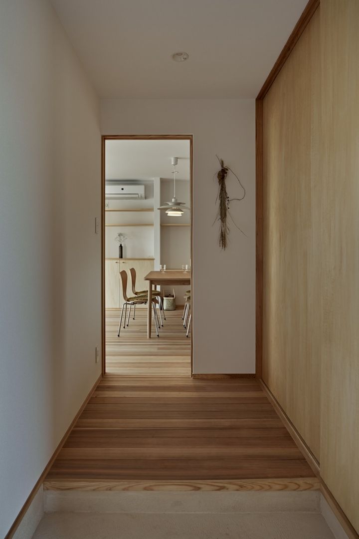 校舎がみえる小さな家, toki Architect design office toki Architect design office Minimalist corridor, hallway & stairs