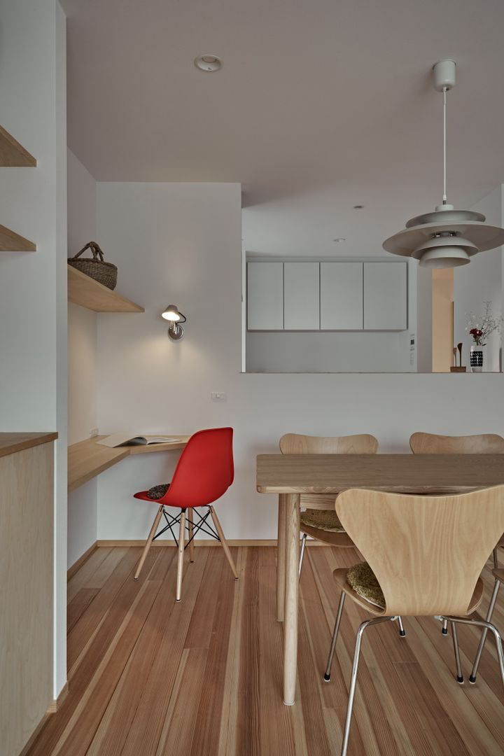 校舎がみえる小さな家, toki Architect design office toki Architect design office Minimalist dining room