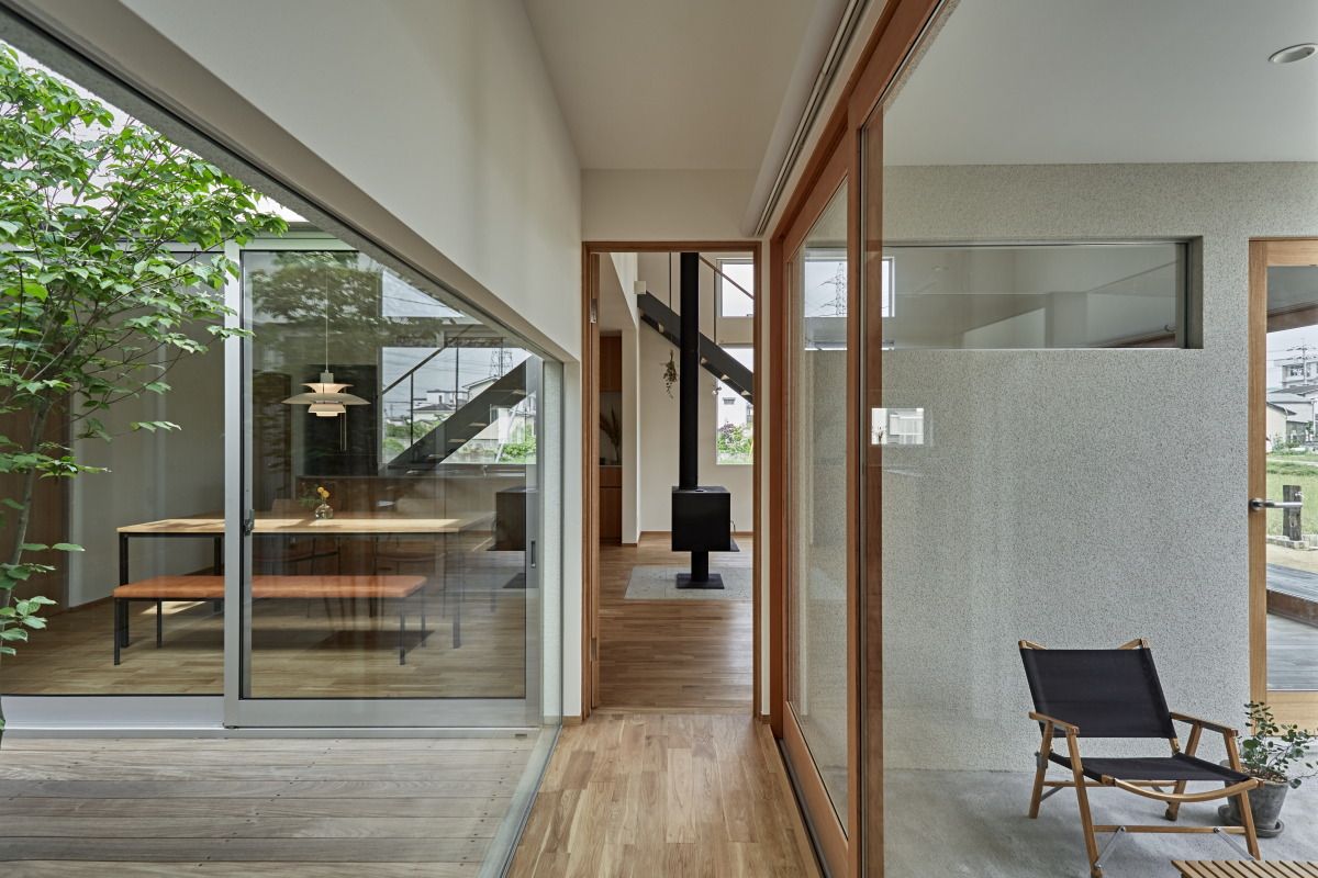 ホワイエのある家, toki Architect design office toki Architect design office 現代風玄關、走廊與階梯