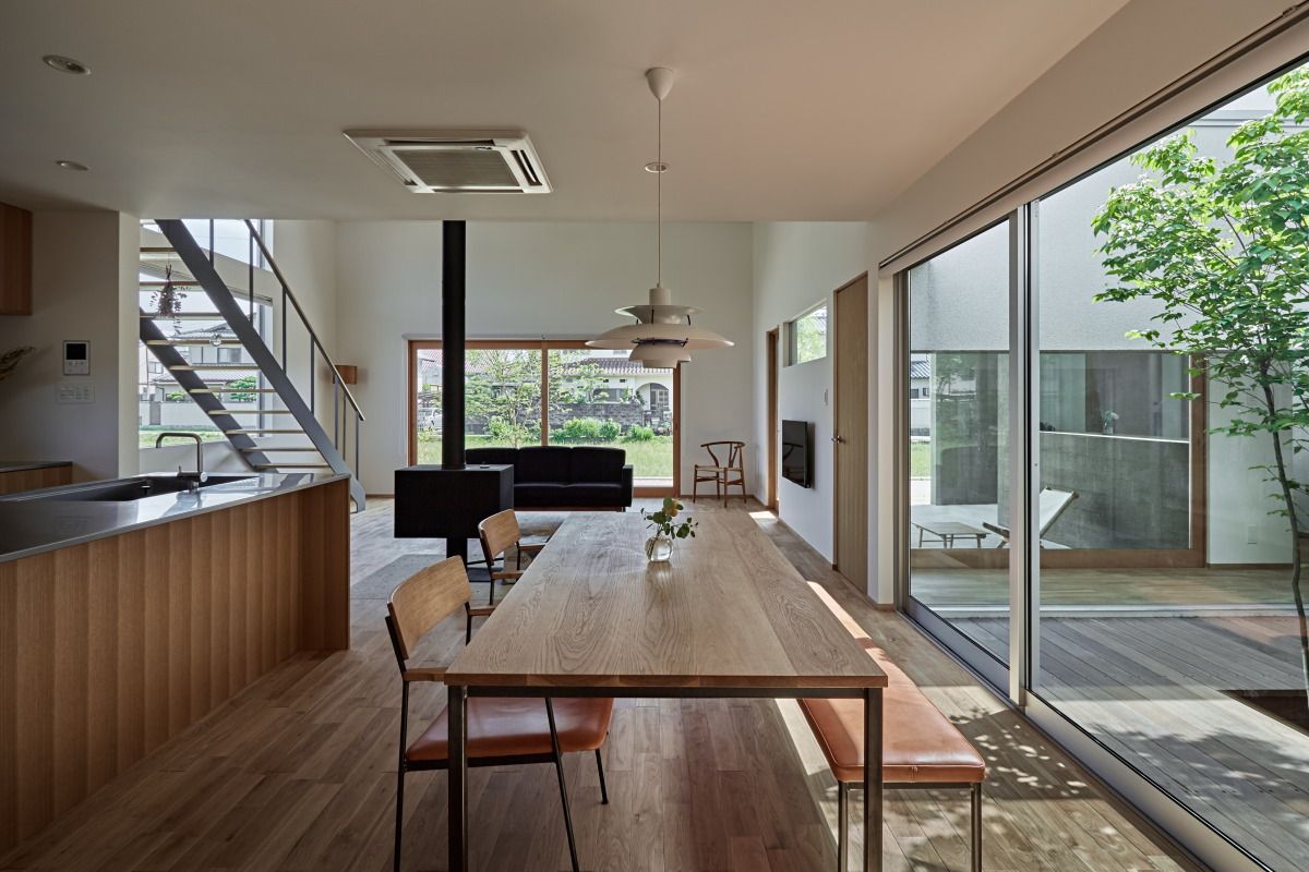 ホワイエのある家, toki Architect design office toki Architect design office モダンデザインの ダイニング 日当たり,日当たり良好,吹き抜けリビング