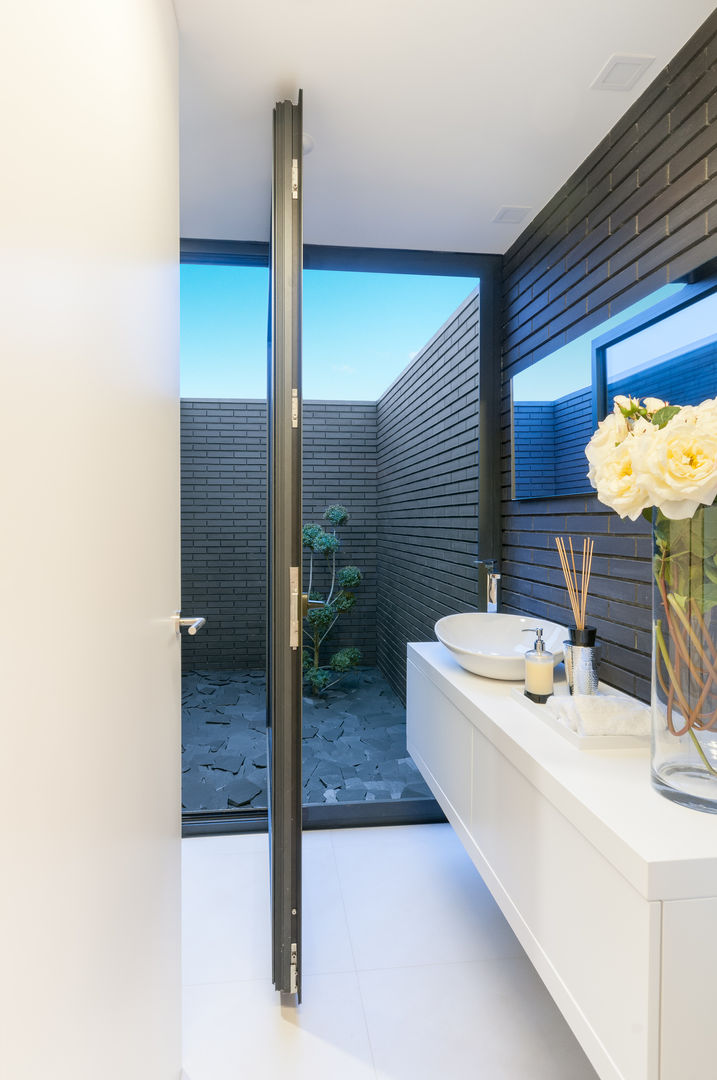 homify Modern bathroom