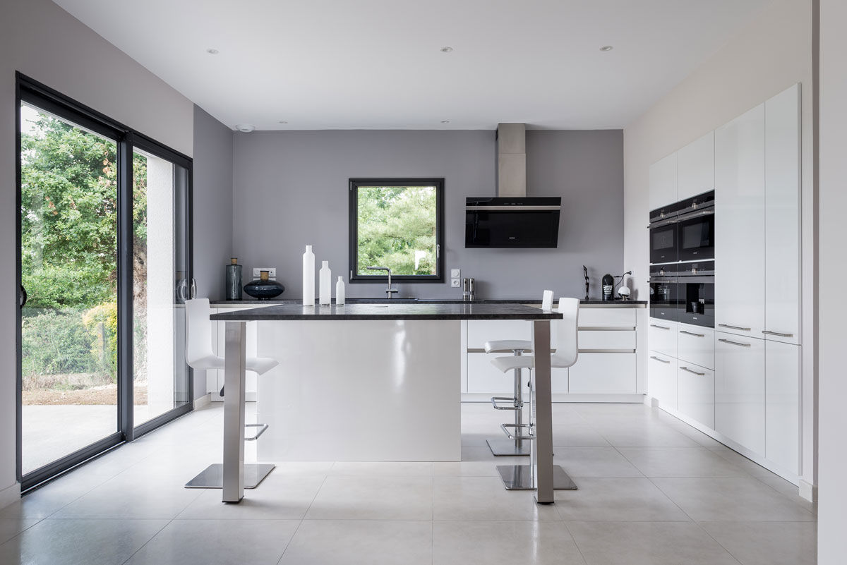 Cuisine SieMatic design en laque blanche avec un îlot central à Rennes, IDKREA IDKREA Dapur Minimalis