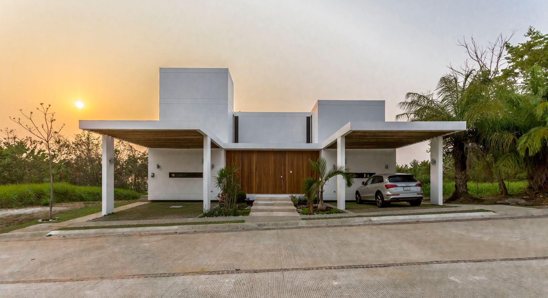 Fachada principal Yucatan Green Design Casas de estilo minimalista