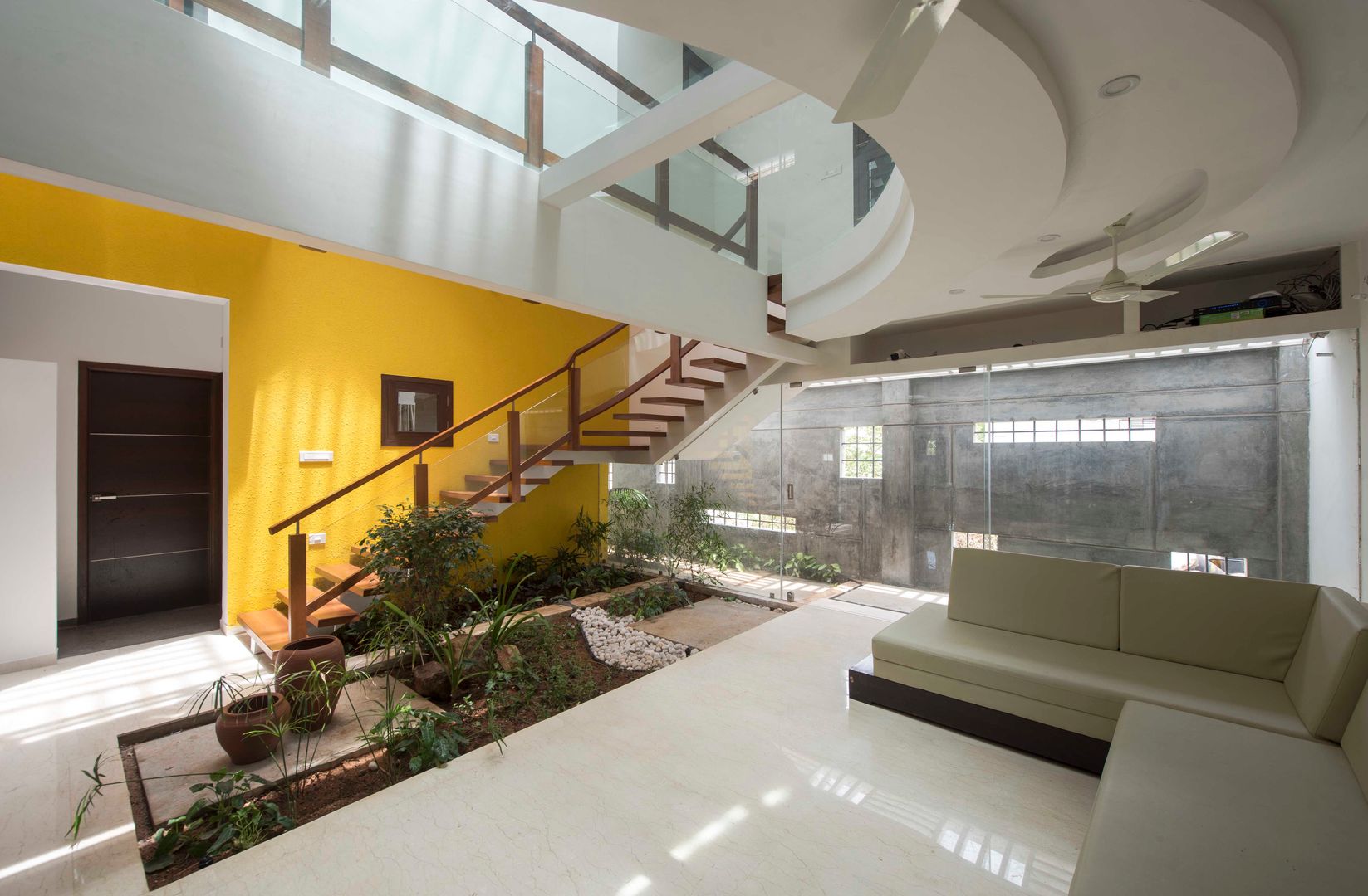 UMA GOPINATH RESIDENCE, Muraliarchitects Muraliarchitects Salas modernas