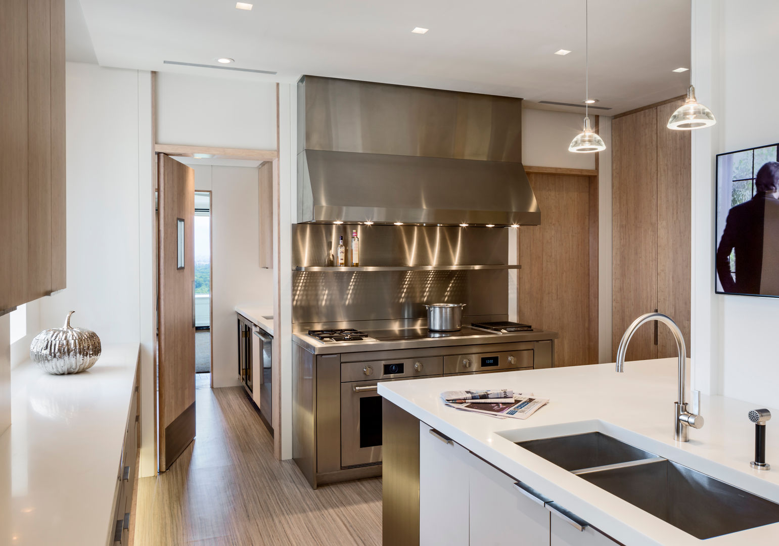 Central Park South Kitchen, New York, Lilian H. Weinreich Architects Lilian H. Weinreich Architects 모던스타일 주방 대나무 녹색