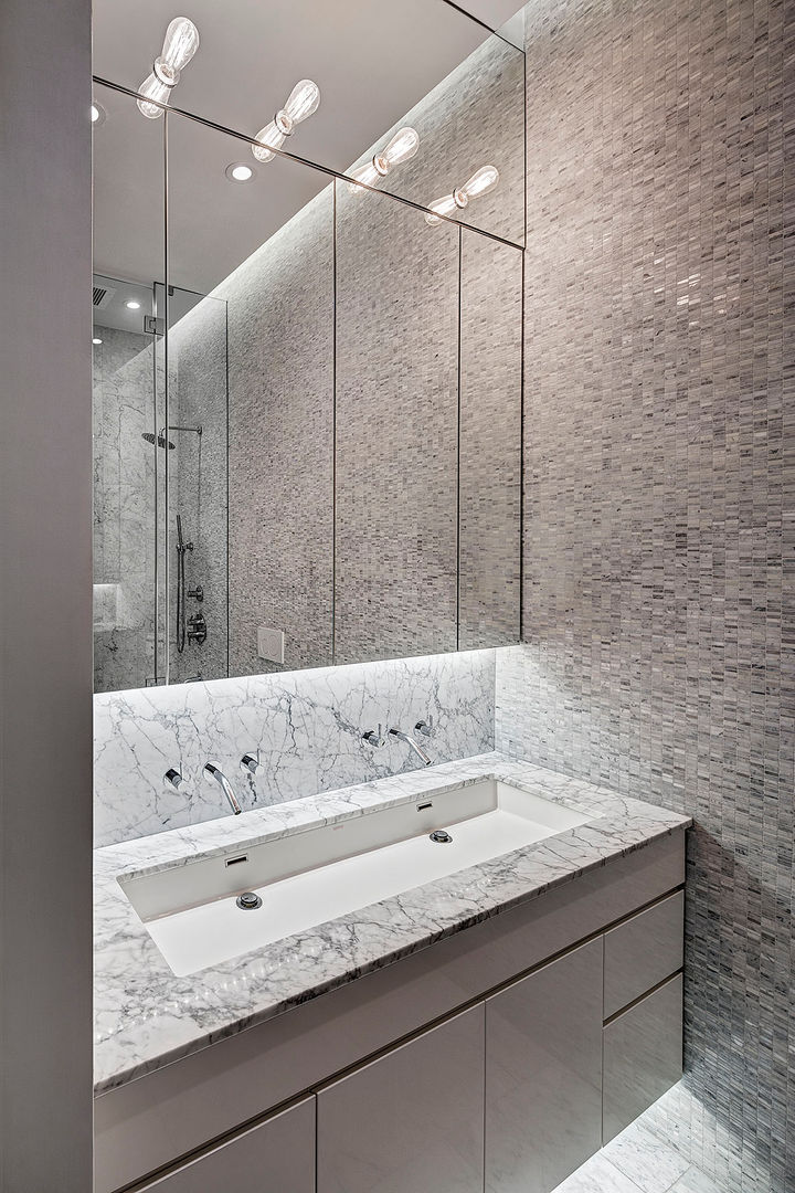 Master Bathroom Lilian H. Weinreich Architects Modern style bathrooms Marble