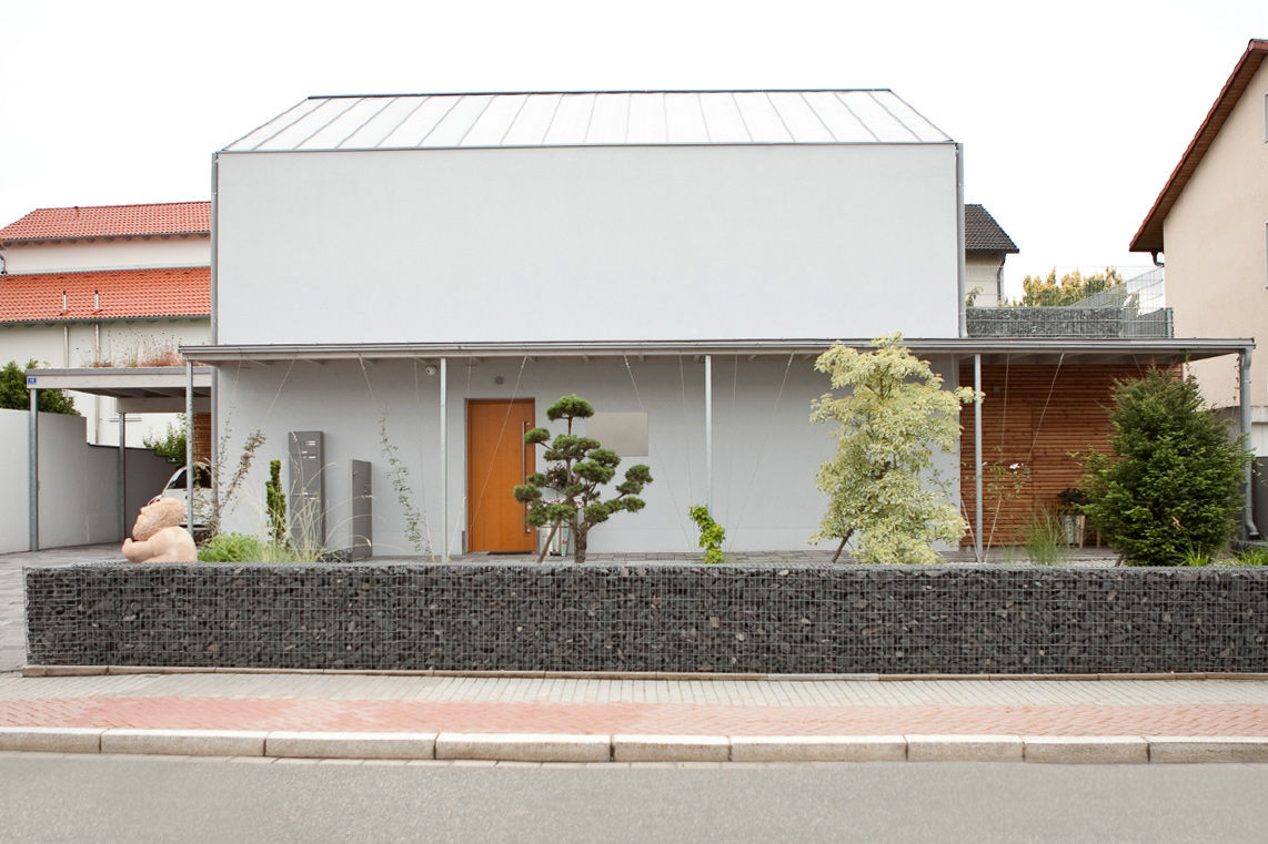 Passivhaus mit Satteldach, plusEnergieArchitektur plusEnergieArchitektur Rumah Modern