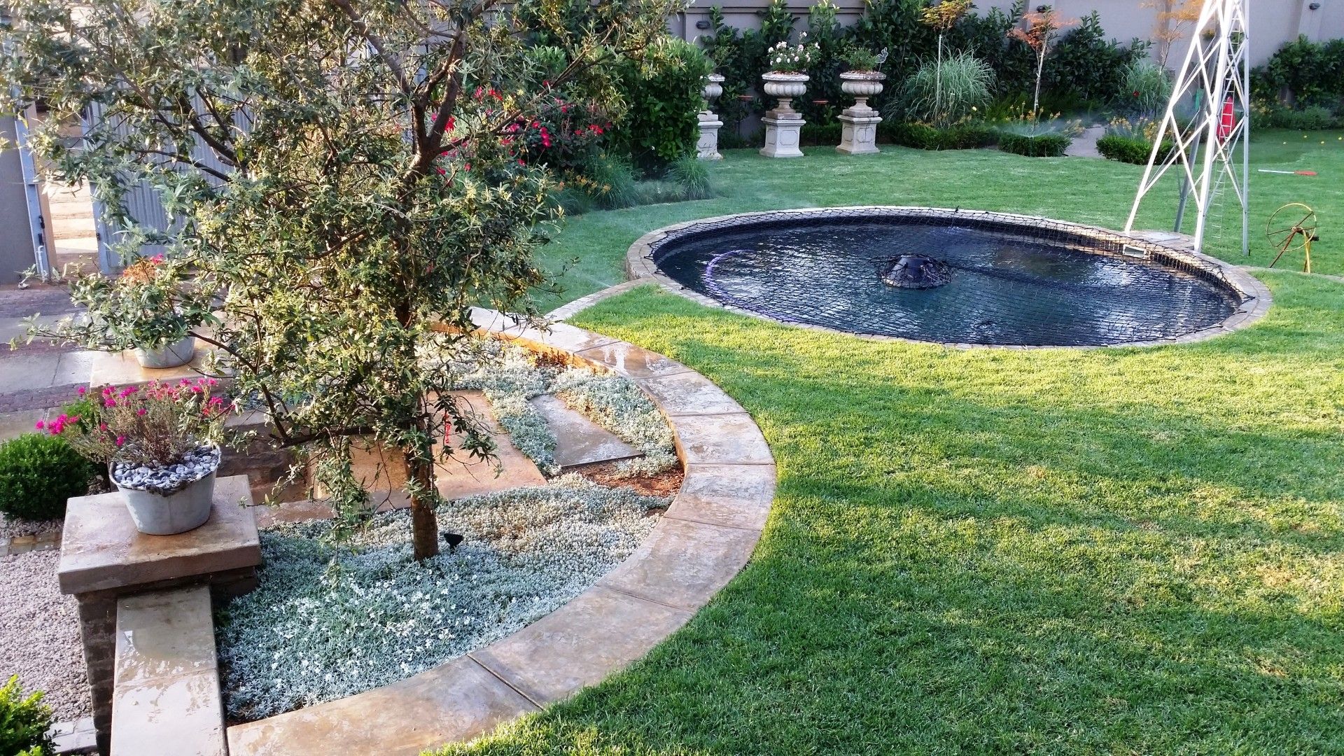 Gorgeous Gardens Moderne Pools