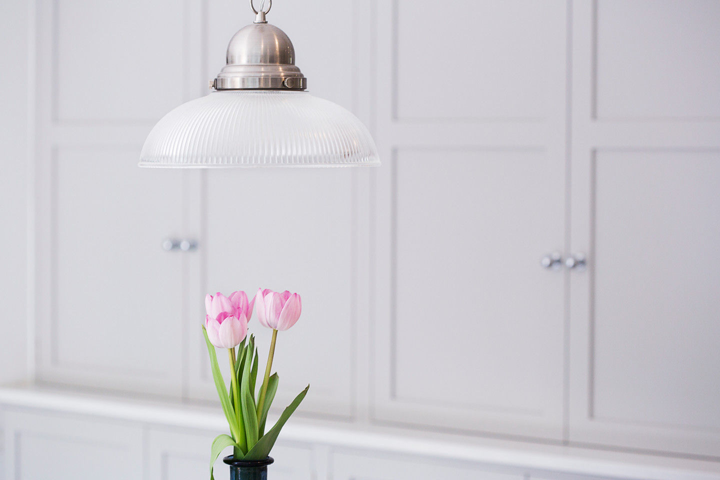 Classic, yet Contemporary Rencraft クラシックデザインの キッチン kitchen lighting,kitchen cabinet,painted kitchen,kitchen