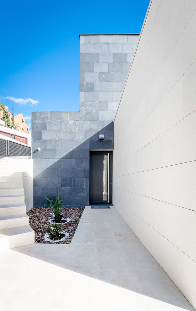 Entry door 08023 Architects Casas modernas