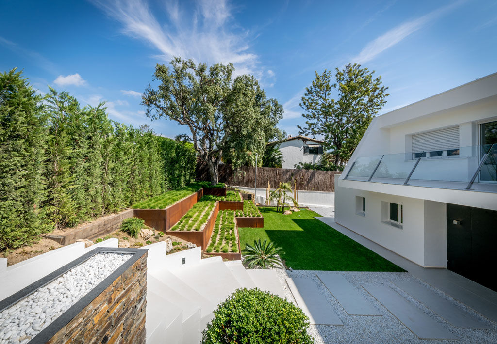 Herrero House - Mediterranean garden 08023 Architects Jardines de estilo moderno mediterranean,garden,stone,white,steel,green,08023architects