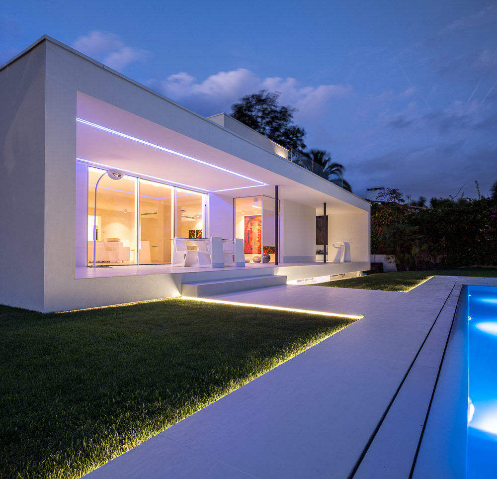 Herrero House - Exterior porch and pool at night 08023 Architects Casas unifamiliares