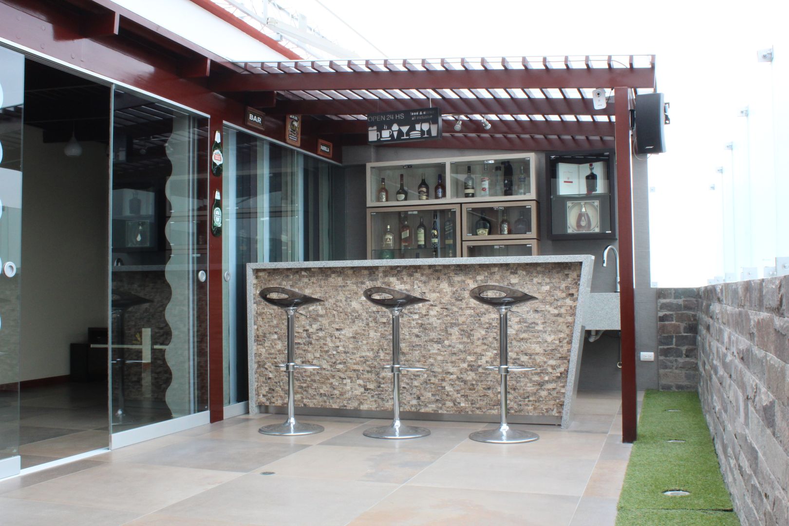 Bar-Terraza Soluciones Técnicas y de Arquitectura Balcones y terrazas de estilo moderno Piedra