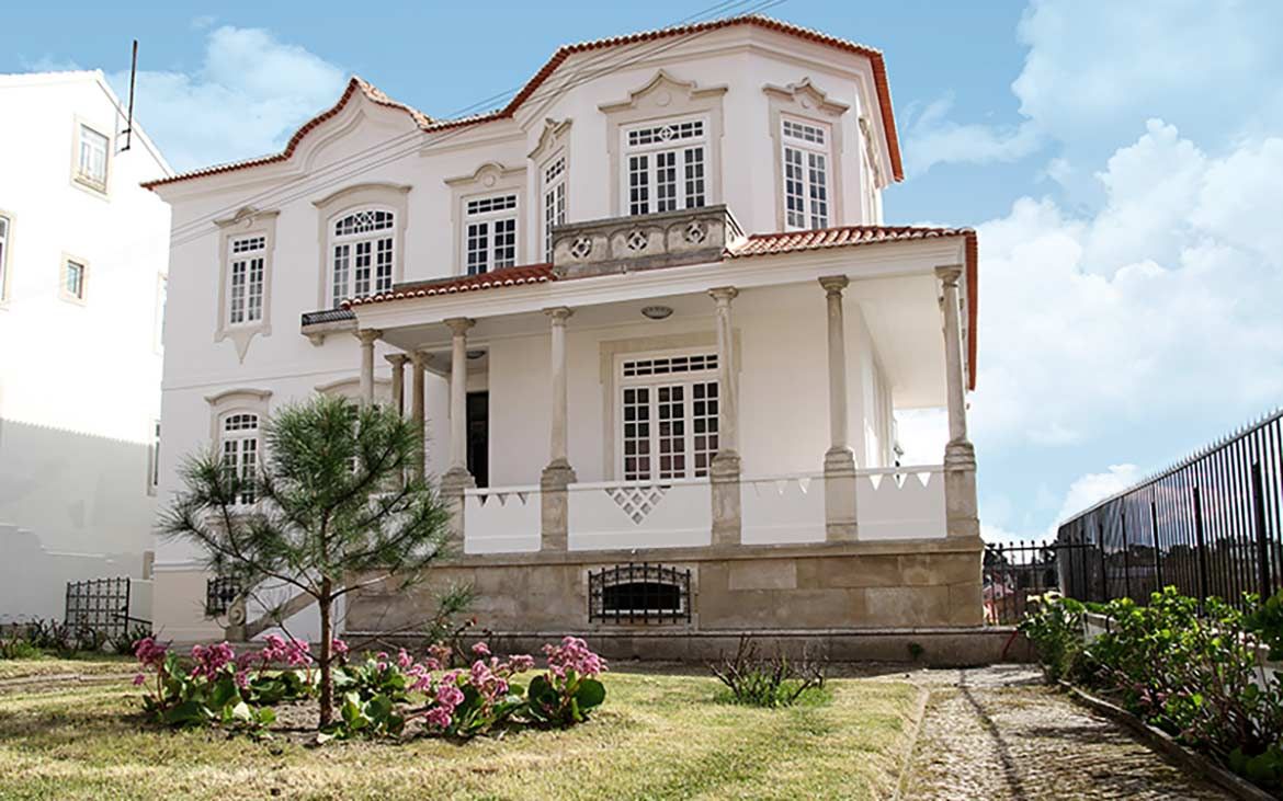 THE LUGGAGE HOSTEL, Tralhão Design Center Tralhão Design Center Mediterranean style balcony, veranda & terrace Plants & flowers