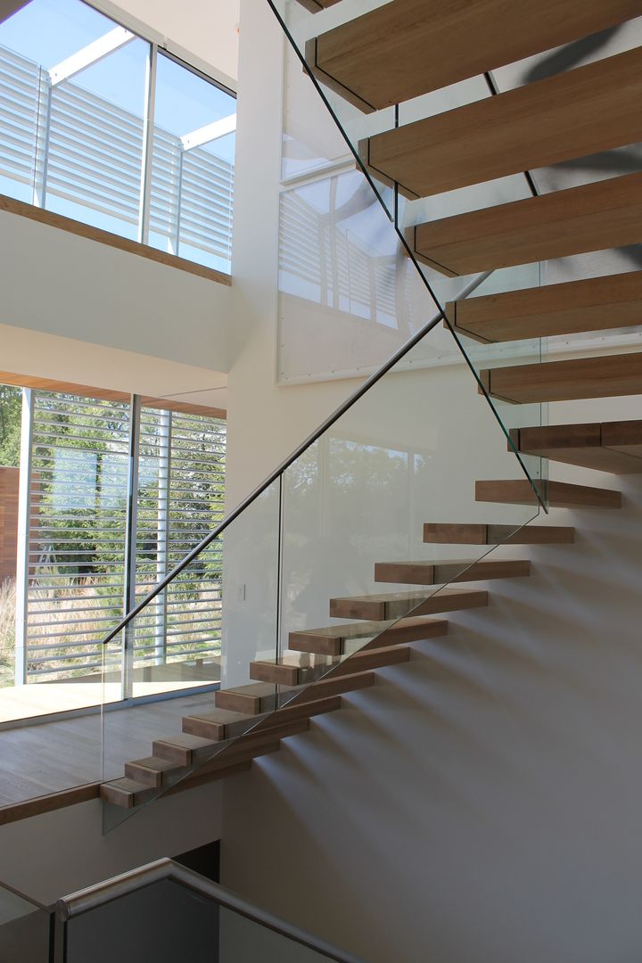 Floating Steps of Beauty in Long Island, EeStairs | Stairs and balustrades EeStairs | Stairs and balustrades Corredores, halls e escadas minimalistas Madeira Acabamento em madeira floating stairs,glass balustrade,straight stairs,railing,wooden treads