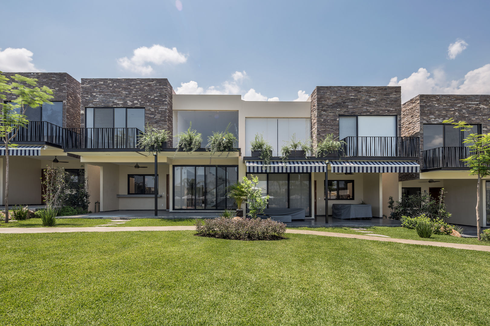 Cosmopolitan Cuernavaca, PHia PHia Modern houses