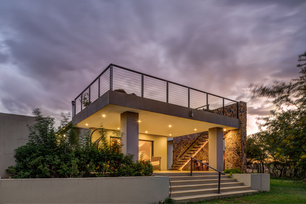 Patio Area homify Modern balcony, veranda & terrace