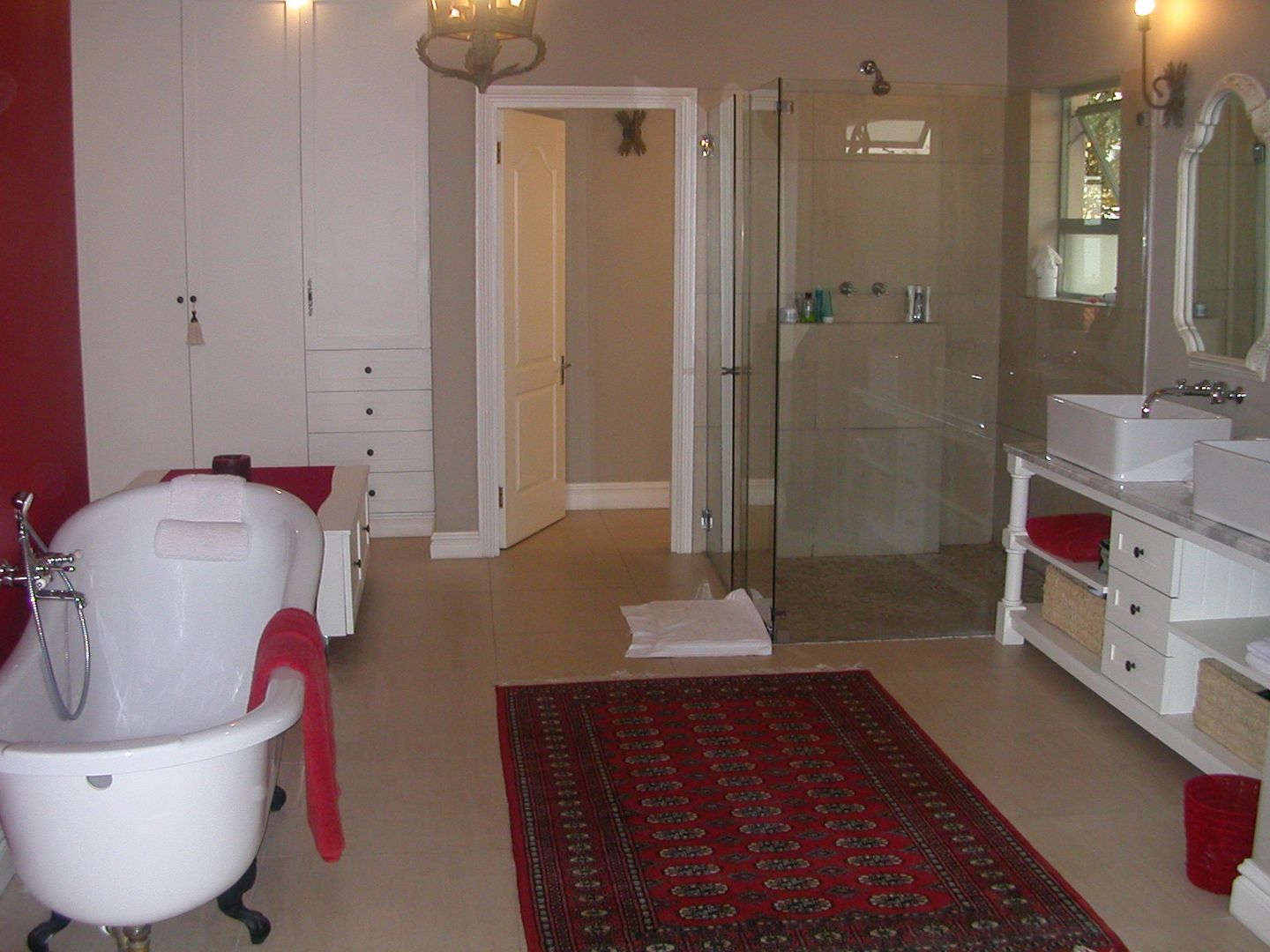 French style home, Finely Found It Interiors Finely Found It Interiors Klasik Banyo Seramik Küvet & Duşlar