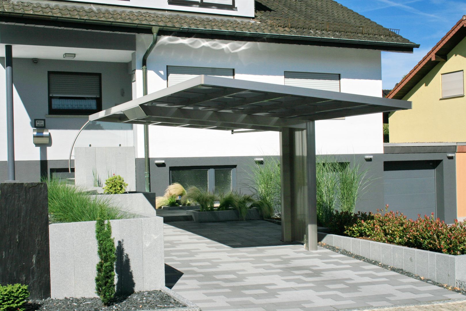 Designcarport aus Aluminium in Vorgarten integriert , Deutsche Carportfabrik GmbH & Co. KG Deutsche Carportfabrik GmbH & Co. KG Garasi Modern Aluminium/Seng