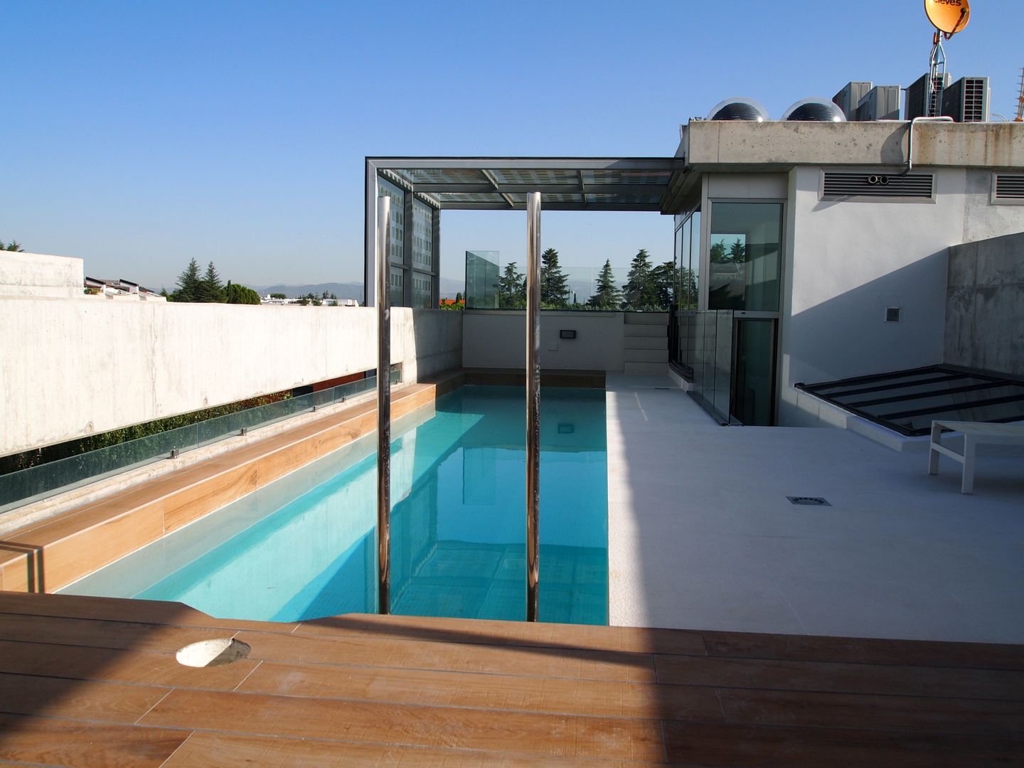 Reforma de piscina de vivienda unifamiliar en Aravaca, Reformmia Reformmia Minimalist pool