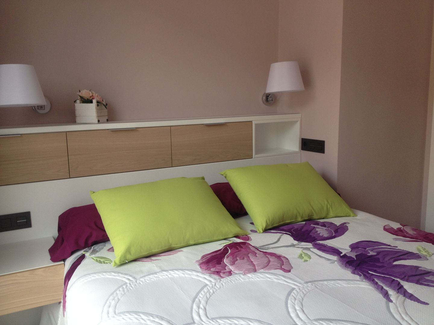 Dormitorio CLAU21 INTERIORISMO Y CONSTRUCCIÓN Dormitorios de estilo moderno Derivados de madera Transparente dormitorio,morado,violeta,pistacho,madera,blanco,rosa cuarzo,pintura de pared,lámpara de pared