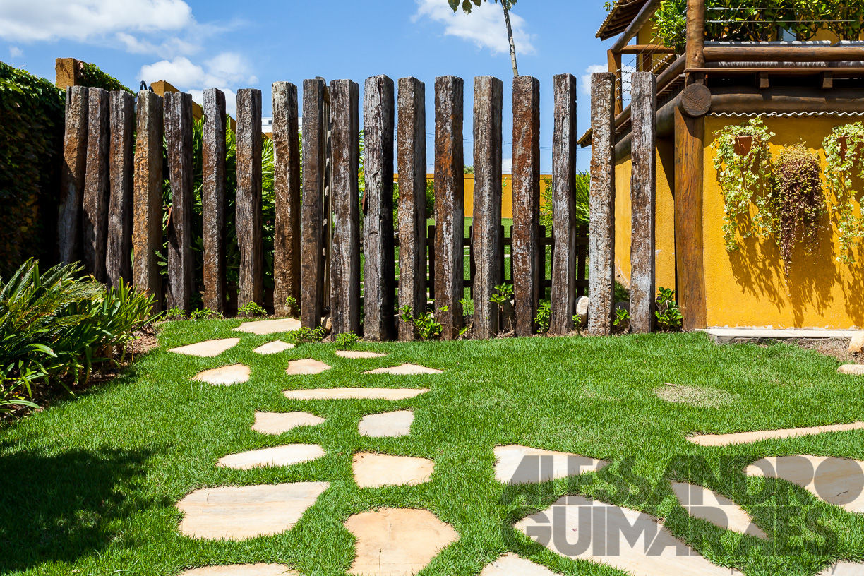 Estrutura de eucalitpo tratado: toras e muito charme!, SCALI & MENDES ARQUITETURA SUSTENTAVEL SCALI & MENDES ARQUITETURA SUSTENTAVEL Giardino in stile rustico