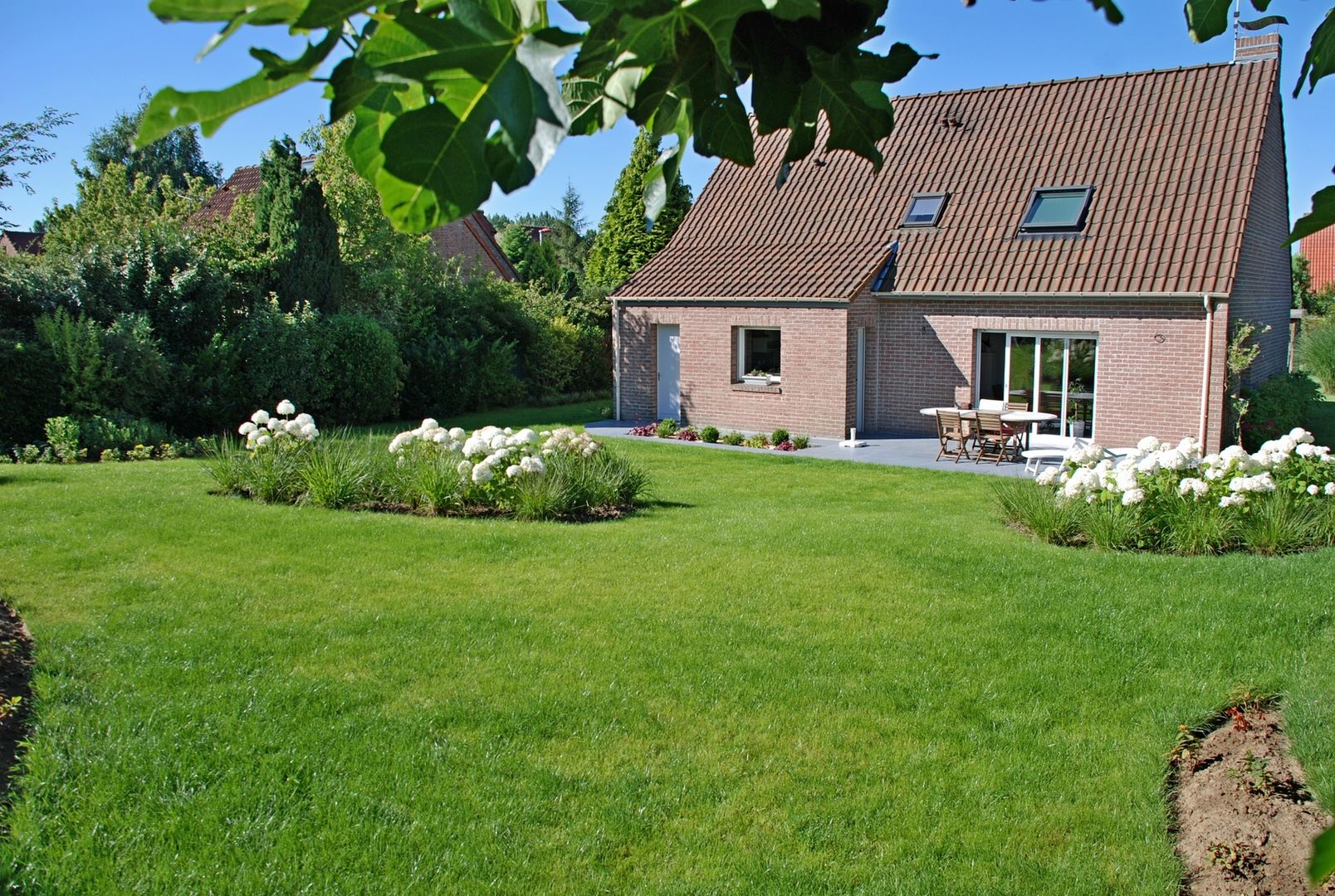 Transformation d'un jardin en pente, RVB PAYSAGE RVB PAYSAGE حديقة