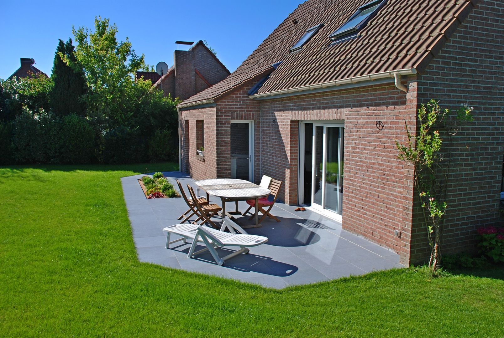 Transformation d'un jardin en pente, RVB PAYSAGE RVB PAYSAGE حديقة