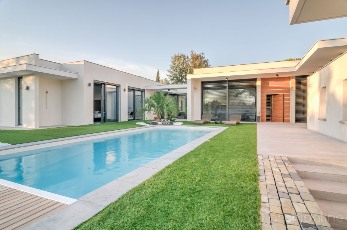 Construction d'une maison plain-pied spacieuse et luxieuse, Archionline Archionline Modern pool