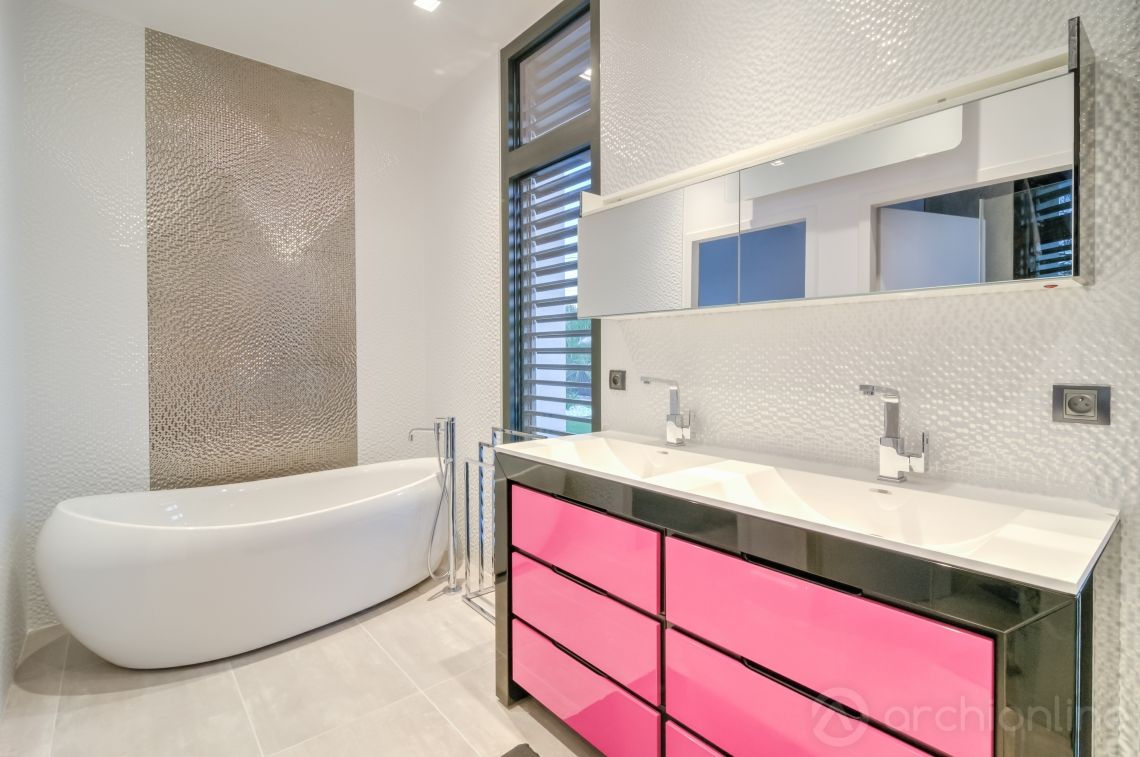 Construction d'une maison plain-pied spacieuse et luxieuse, Archionline Archionline Modern bathroom