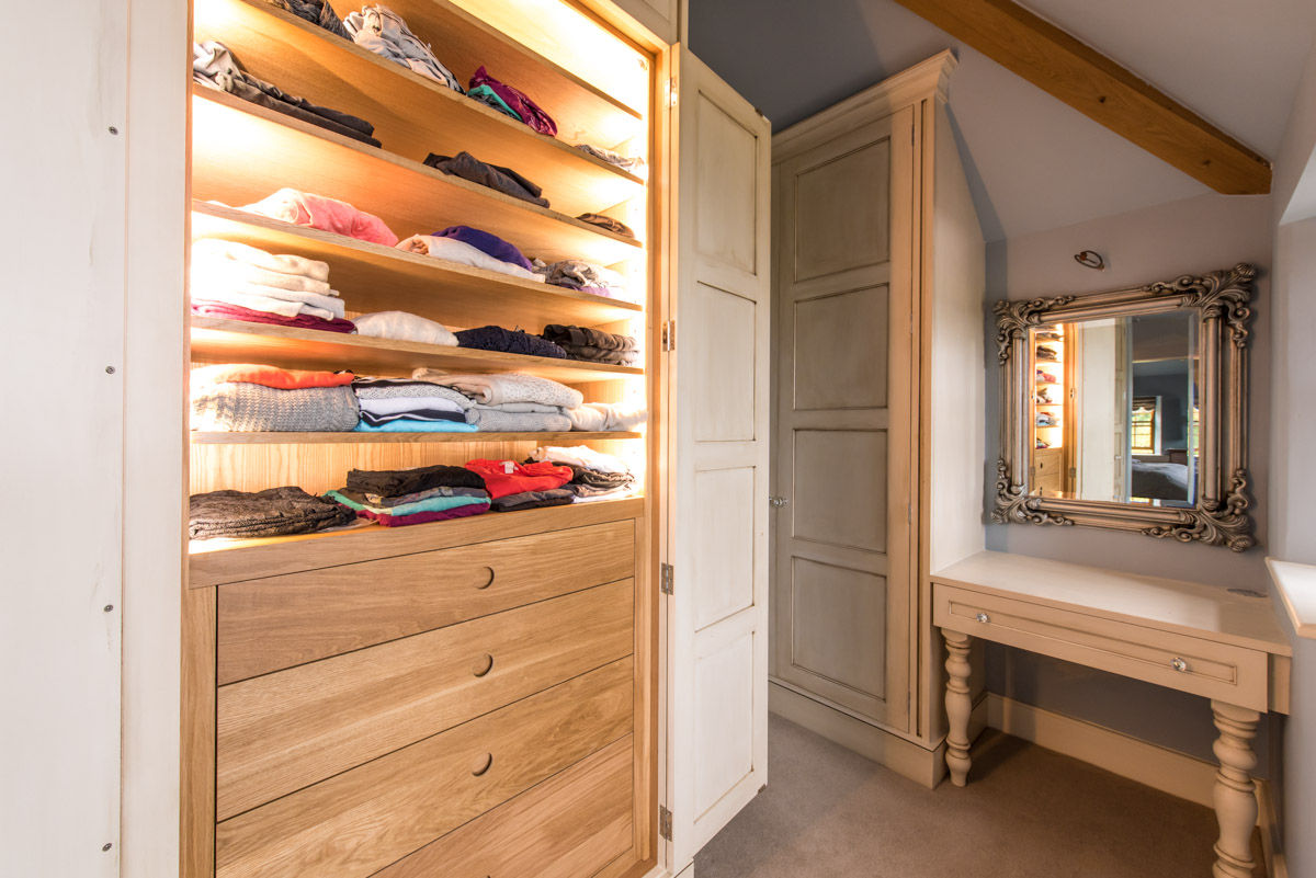 Bespoke hand Painted dressing room Buscott Woodworking Ltd クラシックデザインの ドレッシングルーム 木 木目調