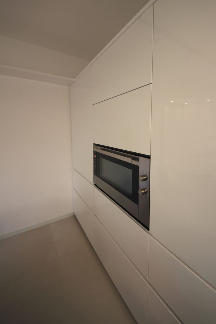 Cristal White Kitchen, Falegnameria Ferrari Falegnameria Ferrari Minimalistyczna kuchnia