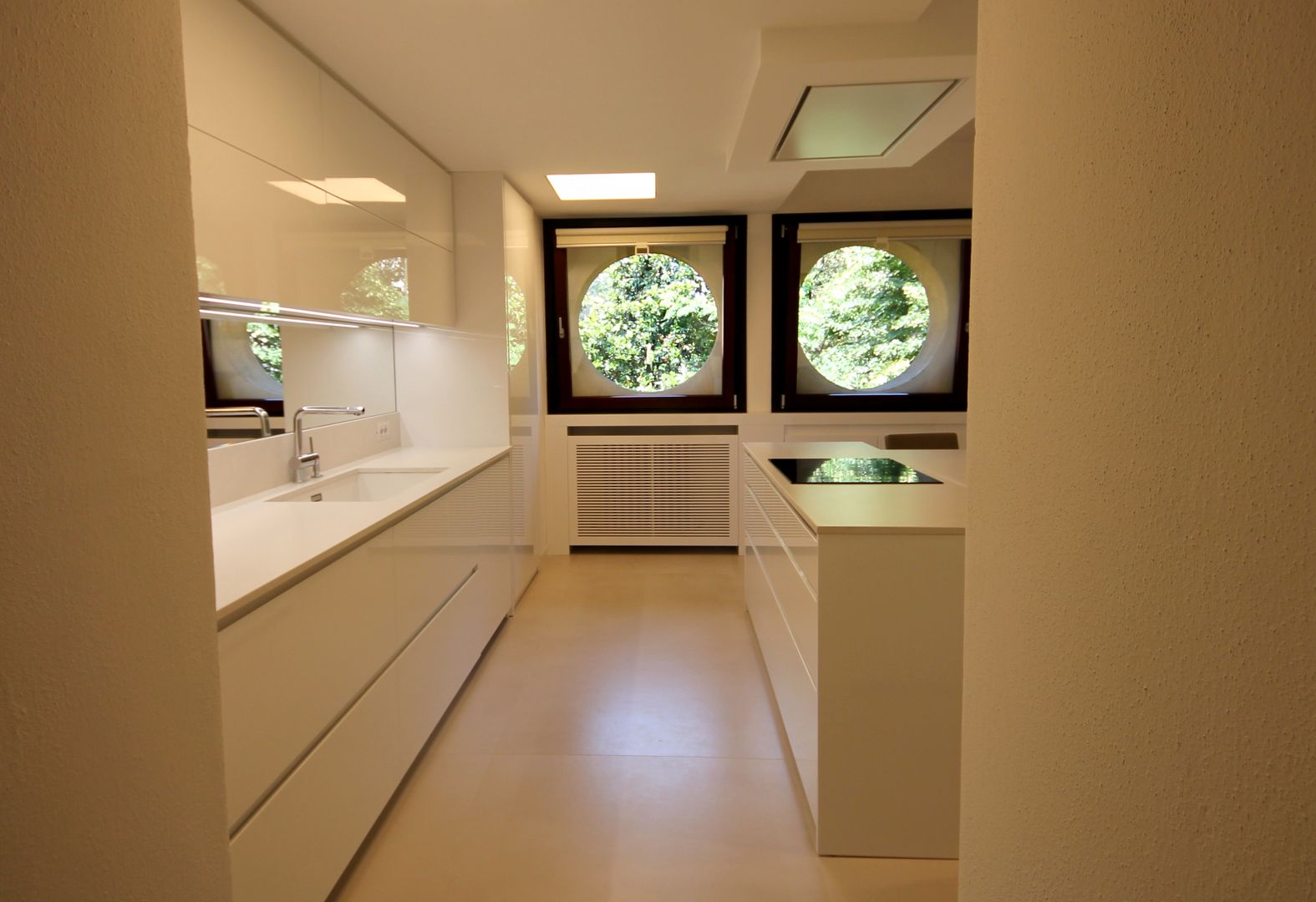 Cristal White Kitchen, Falegnameria Ferrari Falegnameria Ferrari Minimalistyczna kuchnia