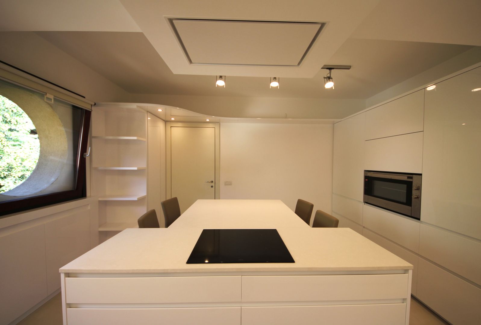 Cristal White Kitchen, Falegnameria Ferrari Falegnameria Ferrari ミニマルデザインの キッチン